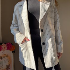 Veste “Léna” – Blazer rayé blanc cassé à poches